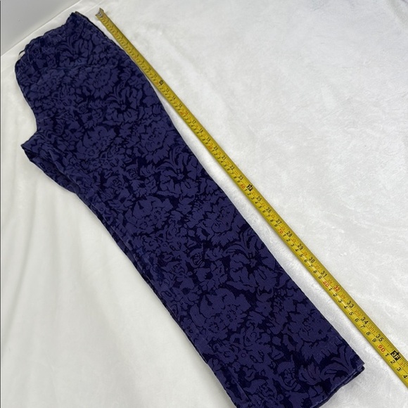 The essential SKINNY by ANTHROPOLOGY | Floral Patterned Pants in Purple | Size 2 - Picture 5 of 9